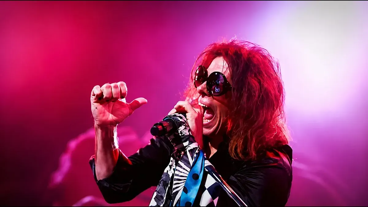 Draw The Line, Aerosmith tribute band, lead singer Neill Byrnes performing live
