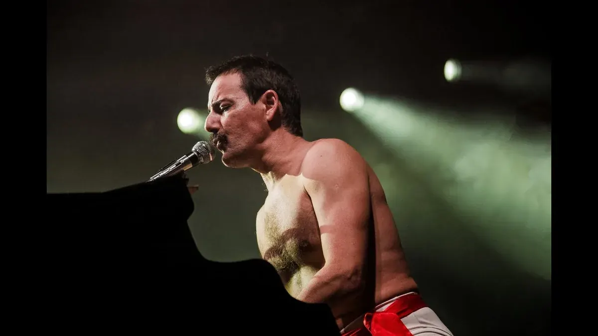 Dios Salve a la Reina frontman singing Bohemian Rhapsody at the piano, shirtless, at Teatro Caupolican in Santiago, Chile